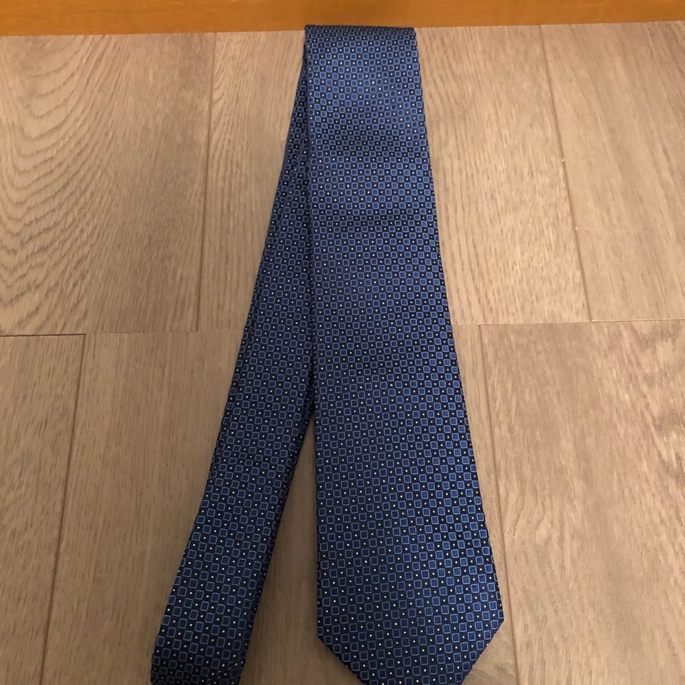 APT 9 Tie